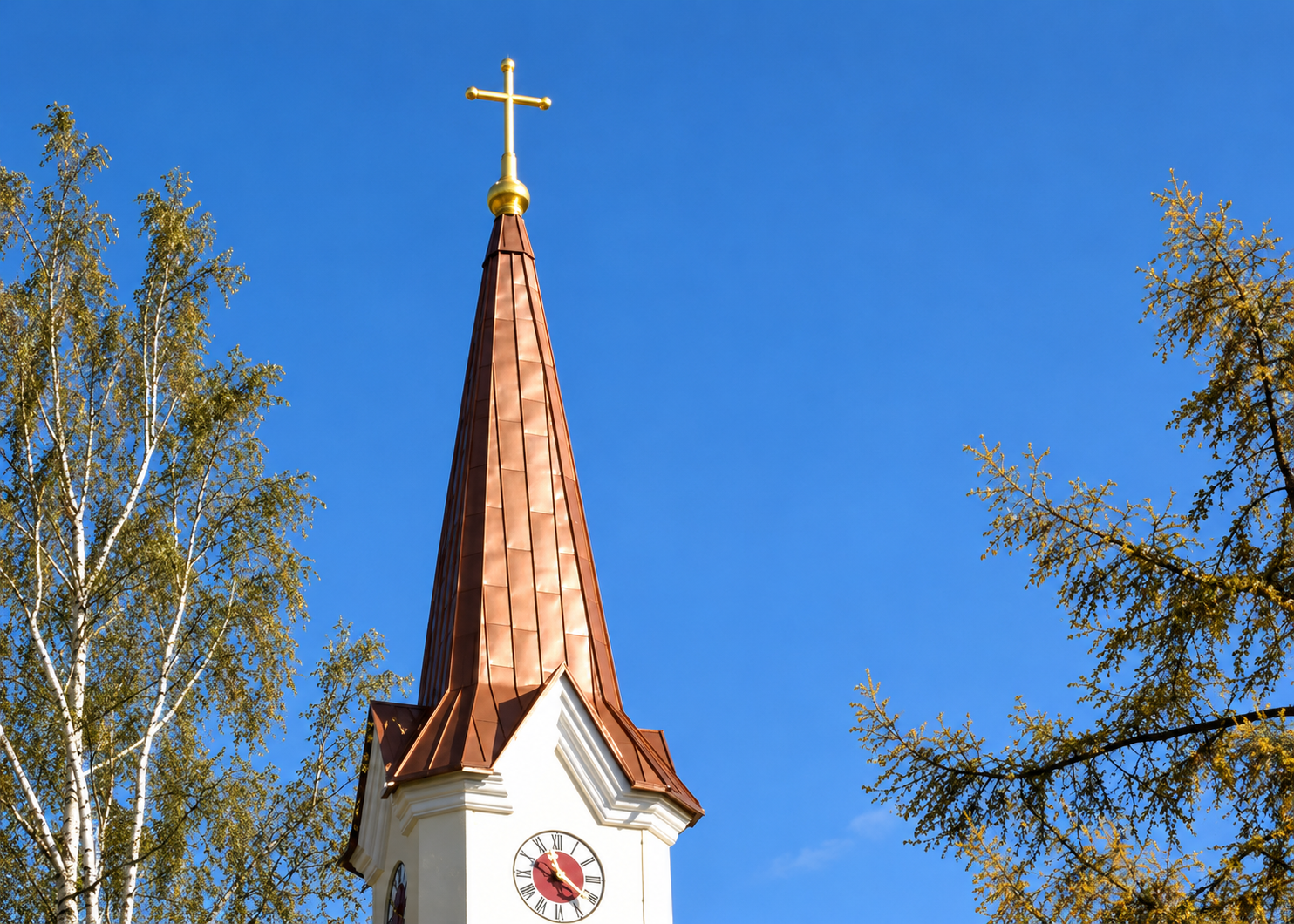 Kirchturm mit goldener Kreuzspitze